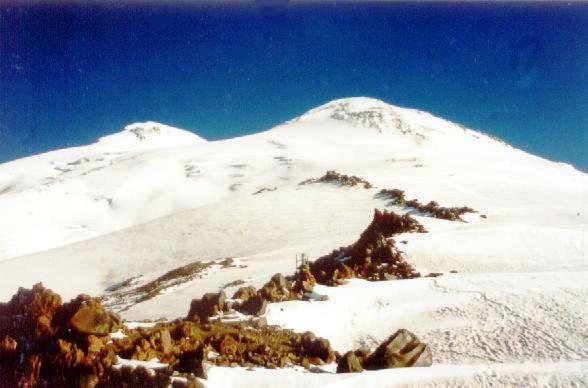 Elbrus 5642m (stanga), 5633m (dreapta)