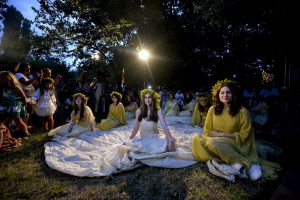 2017_06_23_1_in-noaptea-de-sanziene-se-deschid-cerurile-ce-spune-traditia-legende-si-superstitii_23460