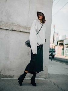 Fustă, hanorac și ochelari de soare