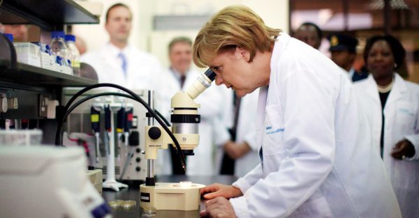 Epidemiolog renumit către Angela Merkel