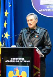 vela-in-geaca-de-piele