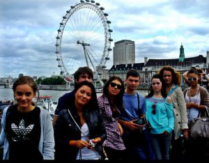 scoala-si-distractie-in-mediu-cosmopolit