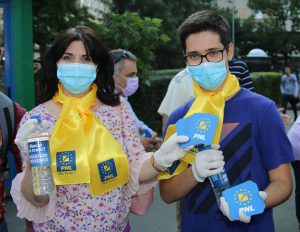 Ministrul-Monica-Anisie-ofera-apa-in-trafic-Foto-Facebook-in-Q-Magazine-1 (1)