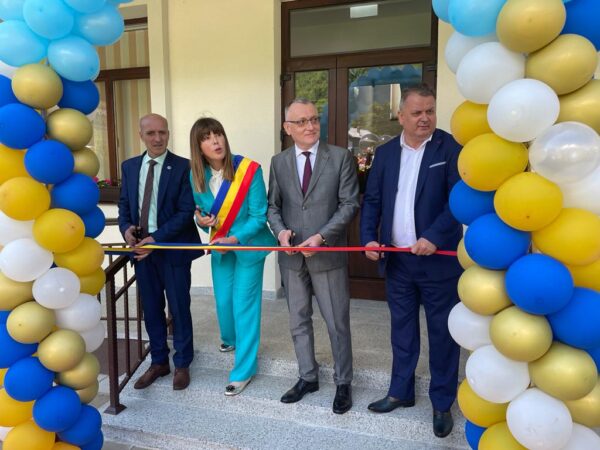 Oficial Media - Sorin Cîmpeanu a vizitat astăzi mai multe unități de învățământ din județul Dâmbovița