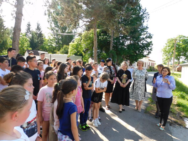 Oficial Media - OFSD Dâmbovița în sprijinul copiilor pentru a descoperi frumusețile județului