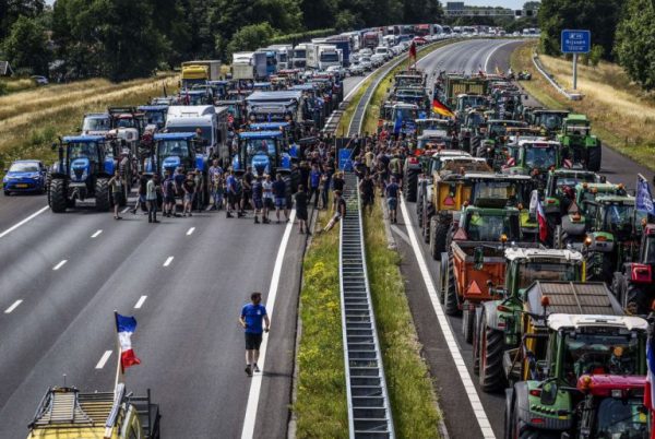 Oficial Media - Proteste violente ale fermierilor din Olanda. Poliția a tras mai multe focuri de armă