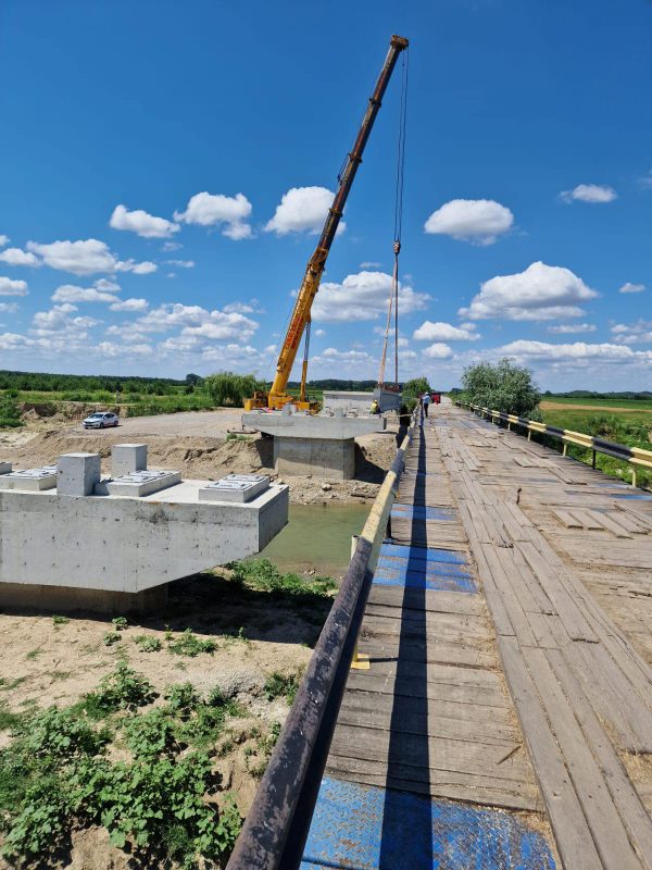 Oficial Media - Se montează grinzile noului pod peste Ialomița în comuna Cornești
