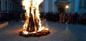 badnjak-sarbi-biserica-38-700x336
