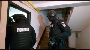 perchezitii-politie-mascati