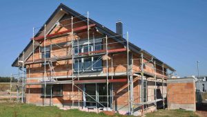 constructii-case-la-rosu