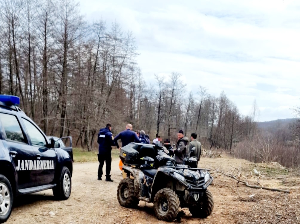 Pasionați de ATV-uri depistați de jandarmi în fondul forestier al localităților Cândești și Tătărani