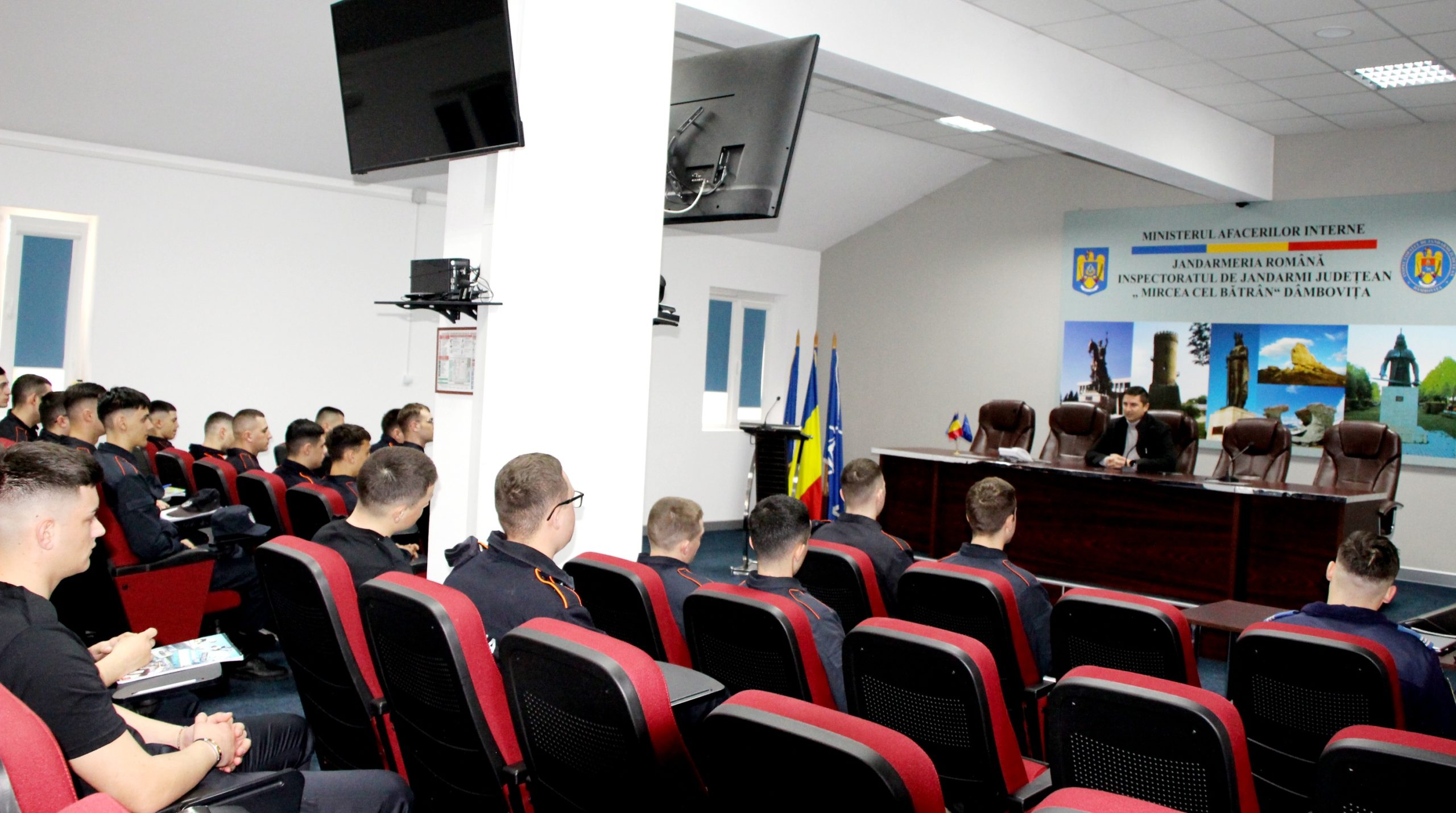 25 de elevi jandarmi în stagiul de practică la Jandarmeria Dâmboviţa