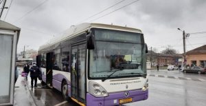 troleibuz-ploaie-700x360