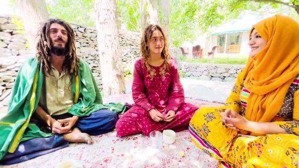 Axel Pons a renunțat la bani și faimă pentru o călătorie spirituală desculț