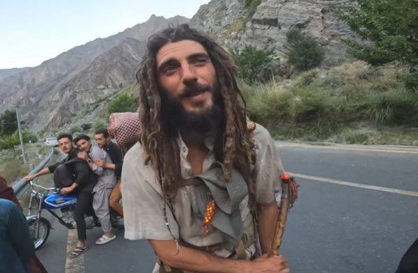 Axel Pons a renunțat la bani și faimă pentru o călătorie spirituală desculț