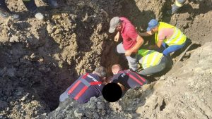 barbat-prins-sub-un-mal-de-pamant