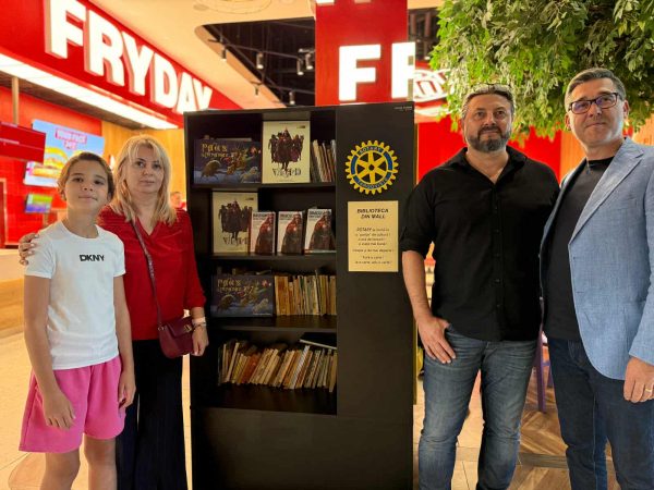 Vasile Lupașc donează cărți catre Rotary Club Târgoviște