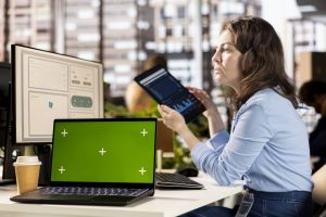 woman-employee-examines-business-data-mockup-display_wp