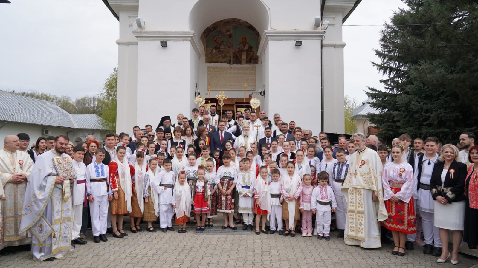 Corneliu Ștefan a participat la slujba de Izvorul Tămăduirii, la Mănăstirea Nucet